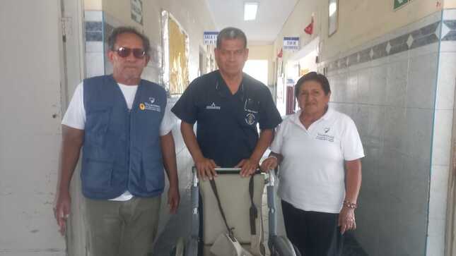 Voluntariado San Martín dona silla de ruedas al Hospital Sergio E. Bernales para mejorar atención a pacientes