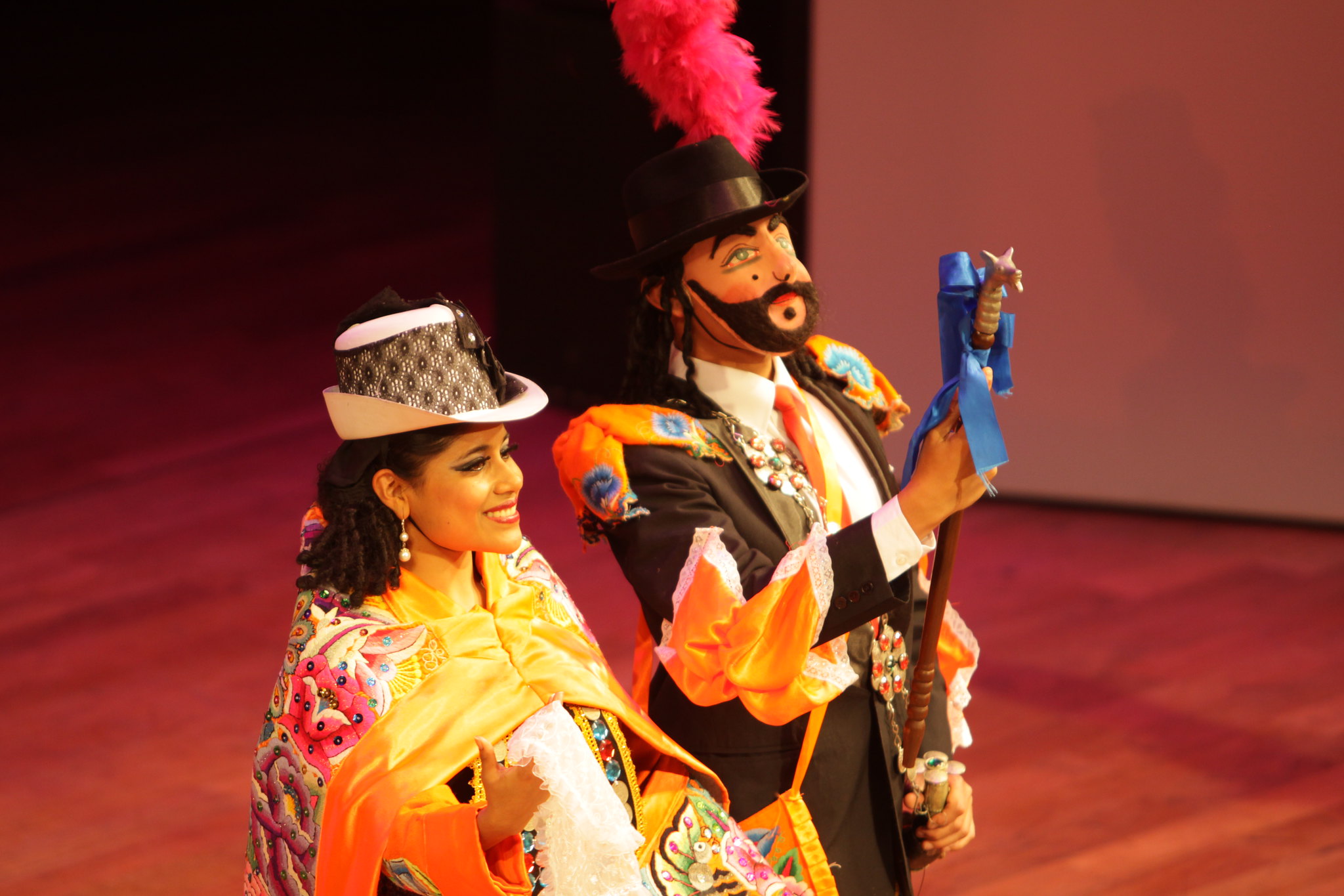 foto de actores con trajes típicos