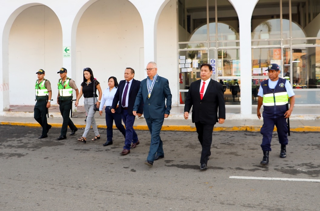 Regidor Provincial y jefe de Asesoría Jurídica Rindieron Honores nuestra patria en ceremonia de izamiento