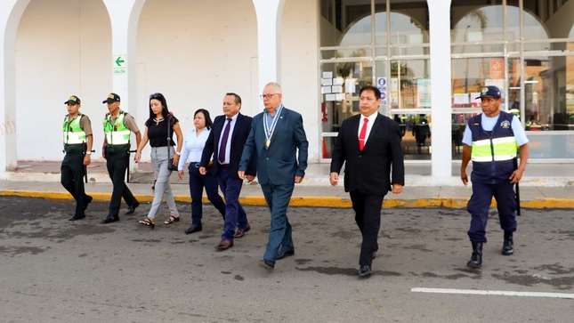 Regidor Provincial y jefe de Asesoría Jurídica Rindieron Honores nuestra patria en ceremonia de izamiento