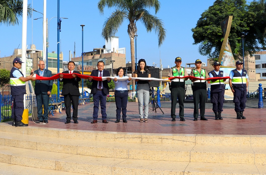 Regidor Provincial y jefe de Asesoría Jurídica Rindieron Honores nuestra patria en ceremonia de izamiento