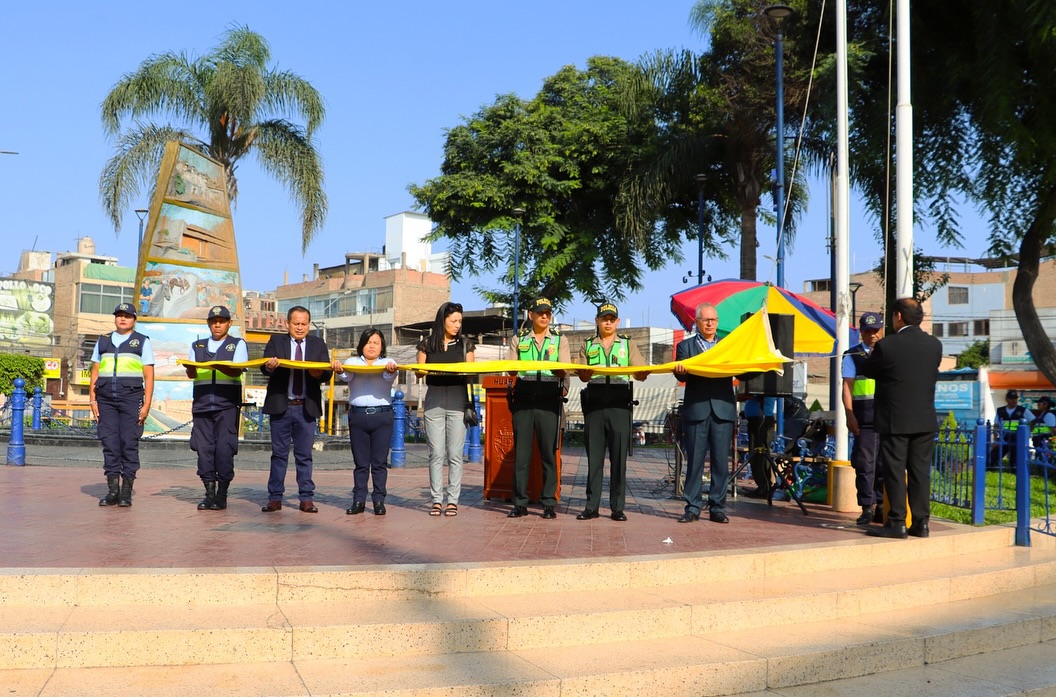 Regidor Provincial y jefe de Asesoría Jurídica Rindieron Honores nuestra patria en ceremonia de izamiento
