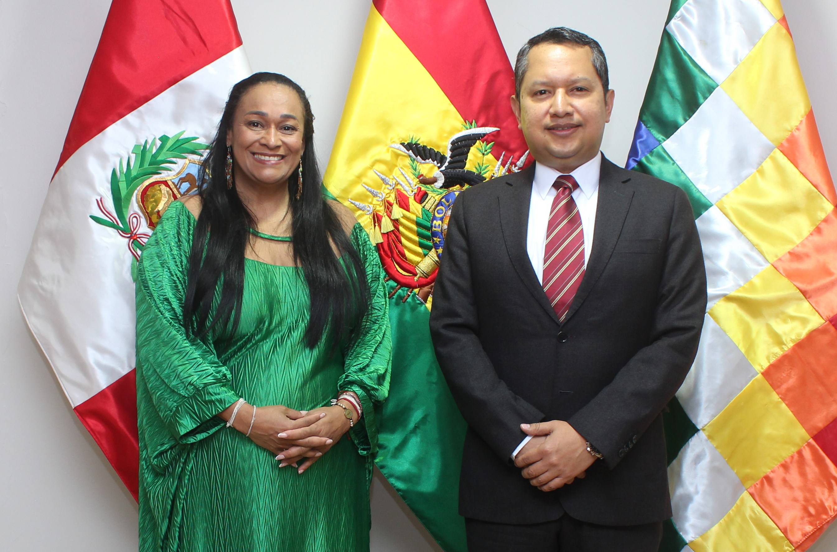 Encargado de Negocios a.i. del Perú en Bolivia con la Embajadora de Colombia en Bolivia