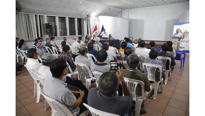 El desorden causado por vehículos pesados y transporte informal representa un riesgo para la comunidad, por lo que seguimos gestionando soluciones para devolver el orden y la seguridad a la zona.
En la reunión participaron nuestro regidor Edgar Oroncoy, la subgerenta de Transporte Local, Susy Estrella, y el representante del Colectivo Ciudadanos y Ciudadanas de El Agustino, Elmer Mercado. 
¡Continuamos trabajando por un distrito más seguro y ordenado! 💪🏼