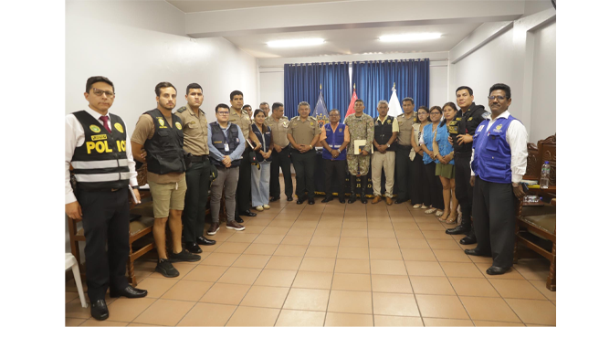 En esta ocasión, los comisarios del distrito, junto con funcionarios de seguridad ciudadana, están trabajando de manera coordinada para ejecutar megaoperativos inopinados y reducir las acciones ilícitas en nuestro distrito.
Durante la sesión, los comisarios compartieron detalles sobre los operativos realizados el fin de semana, destacando la colaboración de Los Halcones y el Grupo Terna, quienes se están sumando activamente a la lucha contra la delincuencia.