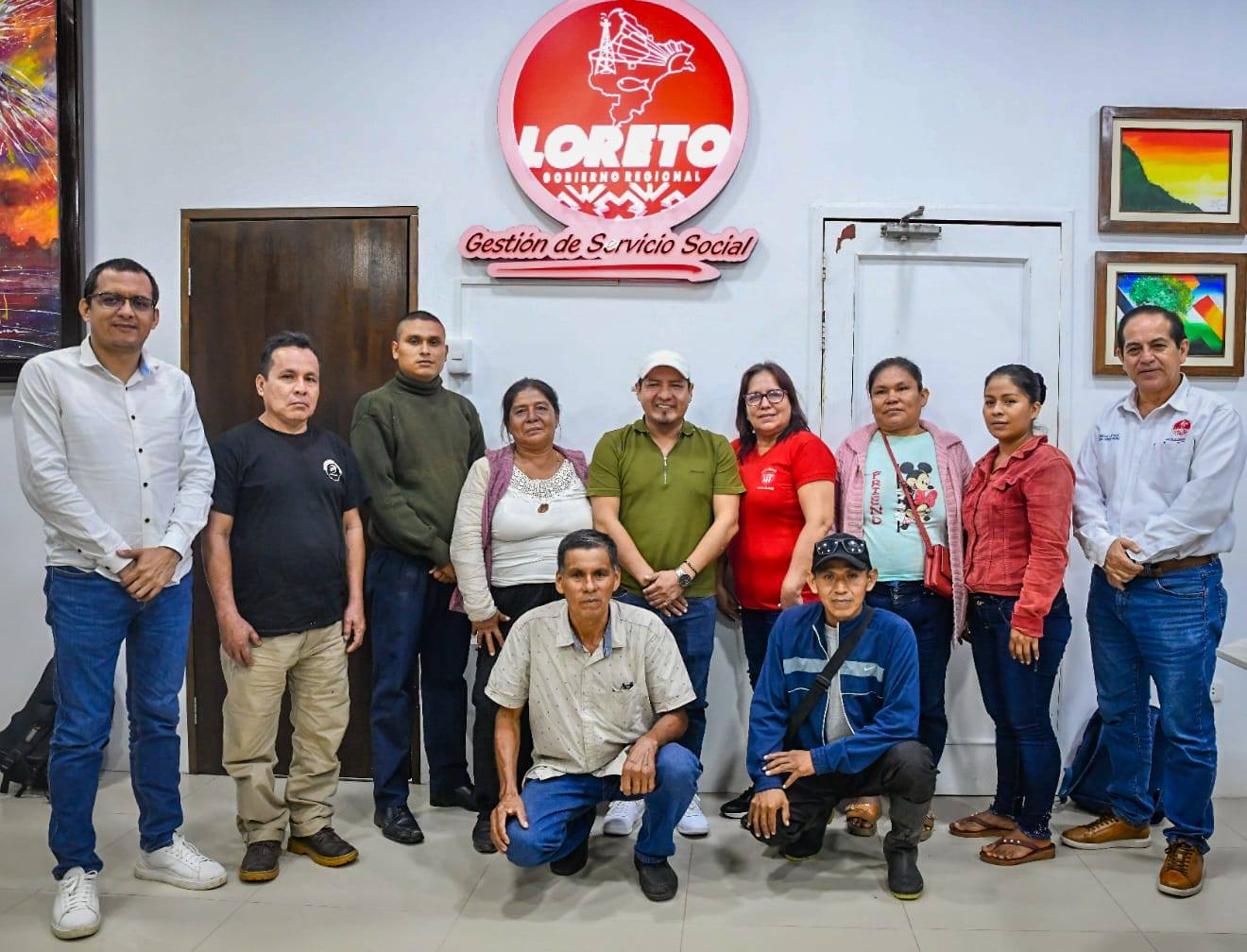 Gobernador René Chávez se reúne con los padres de familia y la directora del colegio El Milagro