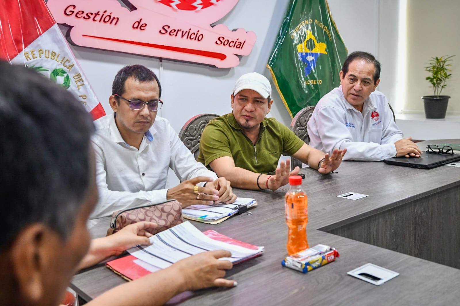 Gobernador René Chávez se reúne con los padres de familia y la directora del colegio El Milagro