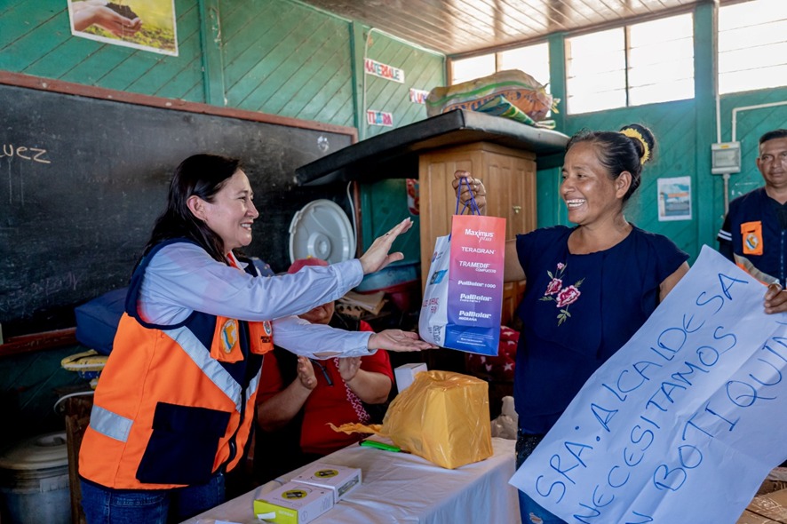 Janet Castagne, alcaldesa provincial se comprometió con la construcción del local comunal de dicho caserío y la implementación de un botiquín de primeros auxilios.