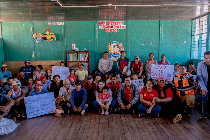 Alcaldesa Provincial, Janet Castagne, junto a los regidores Sofía Yábar y Pablo Pérez, la gerente de Desarrollo Social y Económico, Magaly Vela, el subgerente de Gestión de Riesgos y Desastres Ivo Agüero y pobladores del caserío Puerto Caridad.