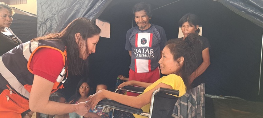 Alcaldesa provincial Janet Castagne otorgando silla de ruedas a Roxana, mujer de 23 años con artritis aguda.