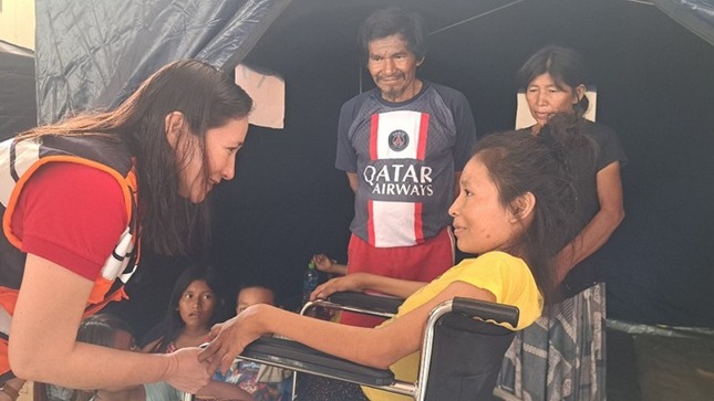 Alcaldesa provincial Janet Castagne otorgando silla de ruedas a Roxana, mujer de 23 años con artritis aguda.