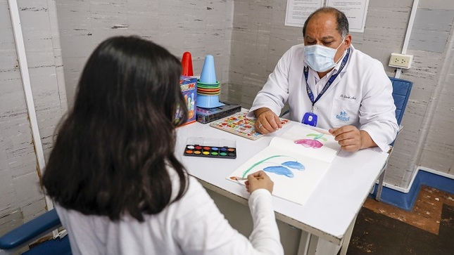 Cerca del 60 % de adolescentes atendidos en psiquiatría del Hospital Almenara de EsSalud han consumido drogas