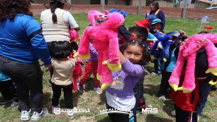 Presentes para niños de educación inicial de parte de la Municipalidad
