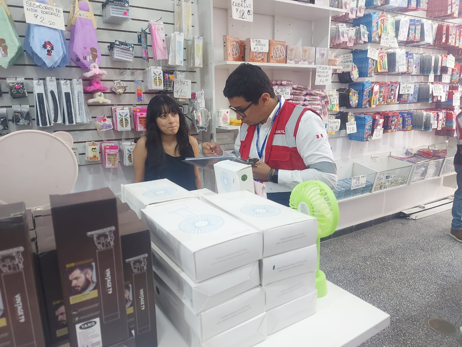 foto de inspector con cajera