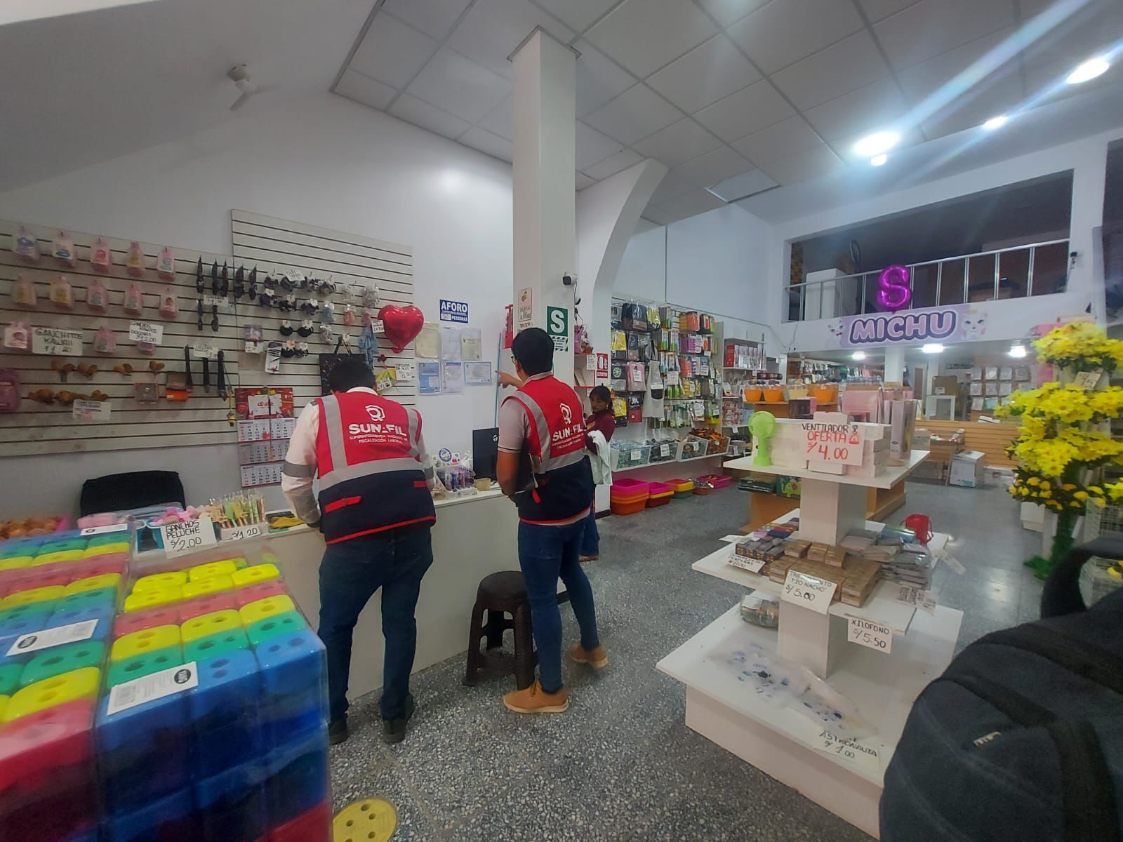 Foto de inspectores cerca de la caja