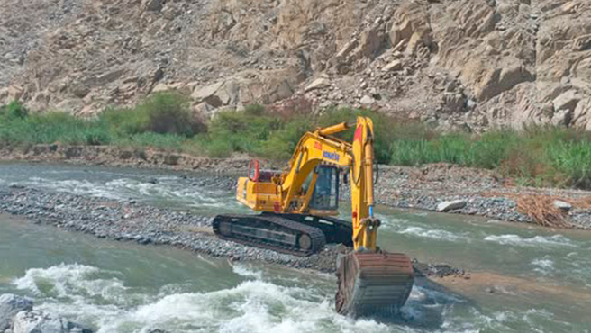 Municipalidad continua con la descolmatación y limpieza del rio Huarmey