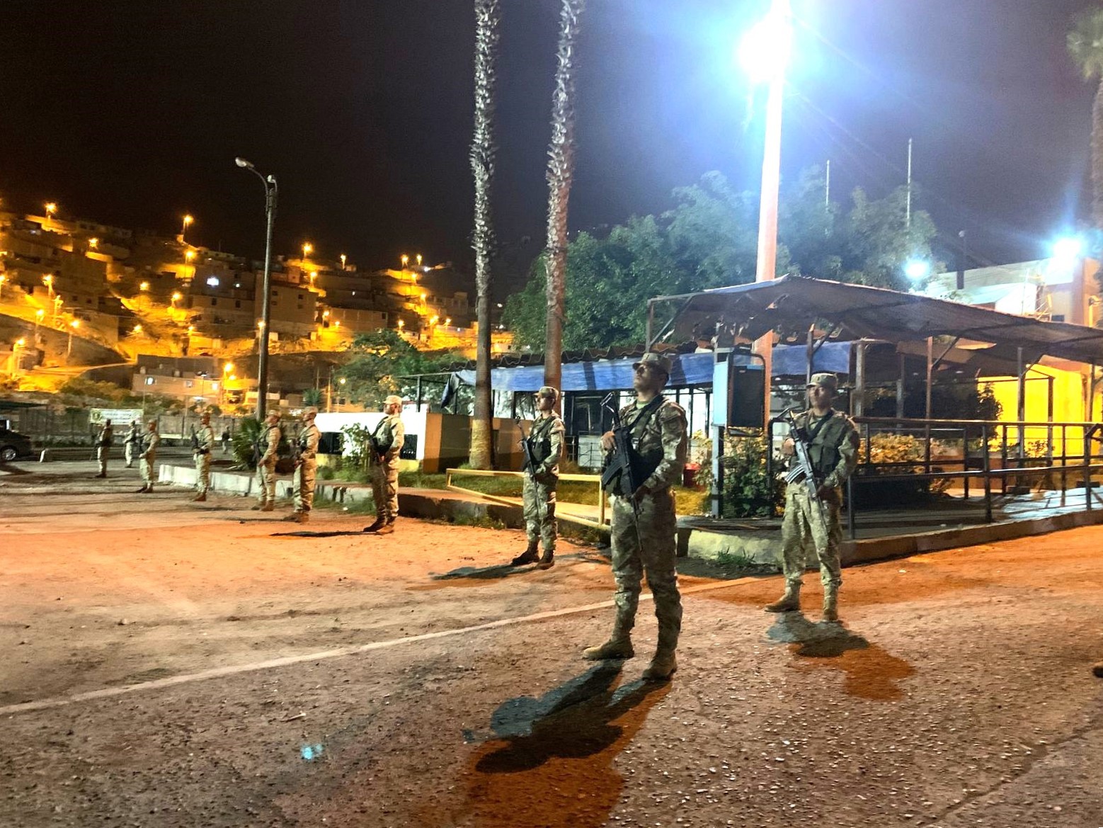 Fuerzas Armadas garantizan seguridad durante megaoperativo en penales de Lima y Callao