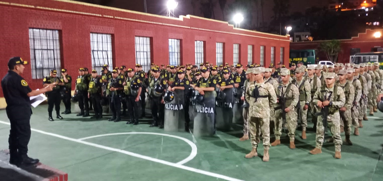 Fuerzas Armadas garantizan seguridad durante megaoperativo en penales de Lima y Callao