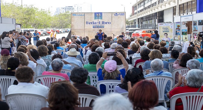 Asegurados adultos mayores comparten su talento en la Feria del Libro Intergeneracional "Tinta de Oro"