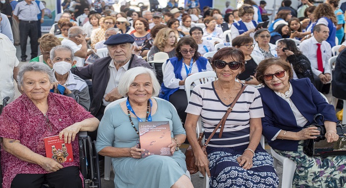 Asegurados adultos mayores comparten su talento en la Feria del Libro Intergeneracional "Tinta de Oro"