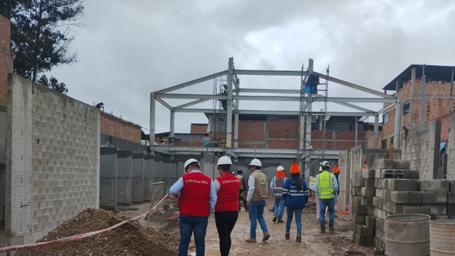 Amazonas. – La Contraloría General de la República alertó que la existencia de demoras en la atención de consultas técnicas de la supervisión y costos elevados sin sustento en insumos podrían afectar el plazo de culminación y afectación económica del proyecto de mejoramiento y ampliación del Mercado Modelo de Chachapoyas, cuyo presupuesto de inversión asciende a S/ 63 285 804. Esta situación pondría en riesgo la correcta ejecución de la obra y perjudicaría a 48 694 ciudadanos que esperan beneficiarse del proyecto.