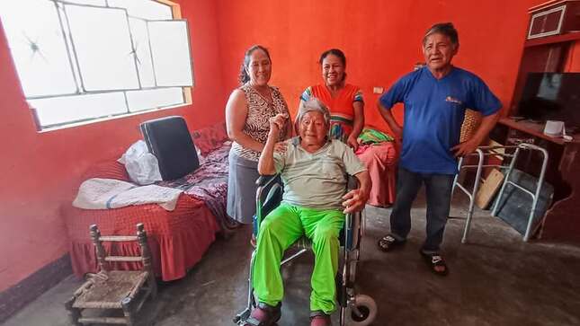 Vecino del C.P. San Jacinto recibe una silla de ruedas 