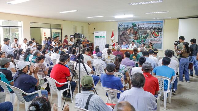 Como parte de sus actividades, entregó semillas de arroz y maíz de alta calidad genética a productores y pajillas para inseminación artificial a ganaderos.