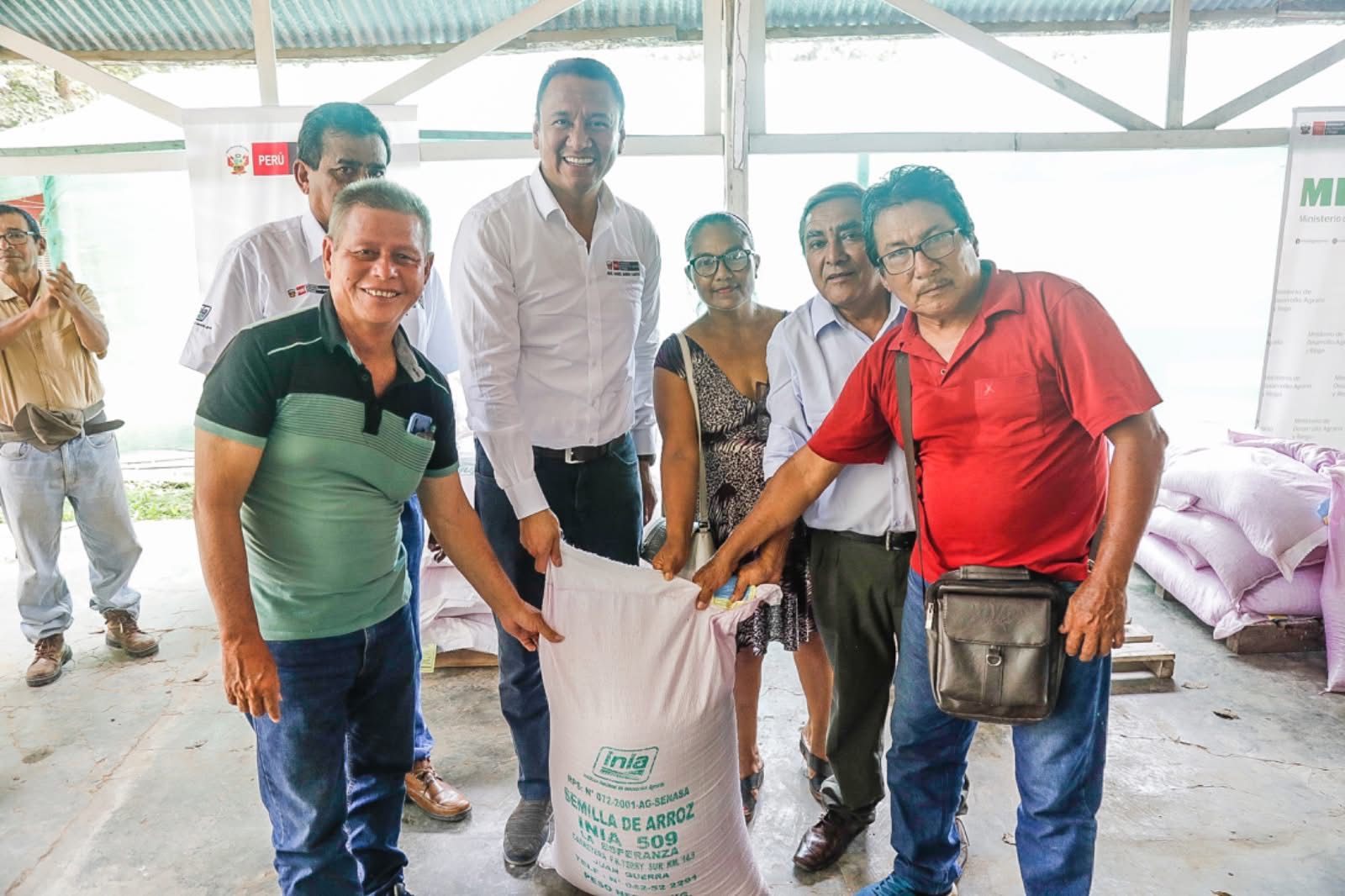 Como parte de sus actividades, entregó semillas de arroz y maíz de alta calidad genética a productores y pajillas para inseminación artificial a ganaderos.