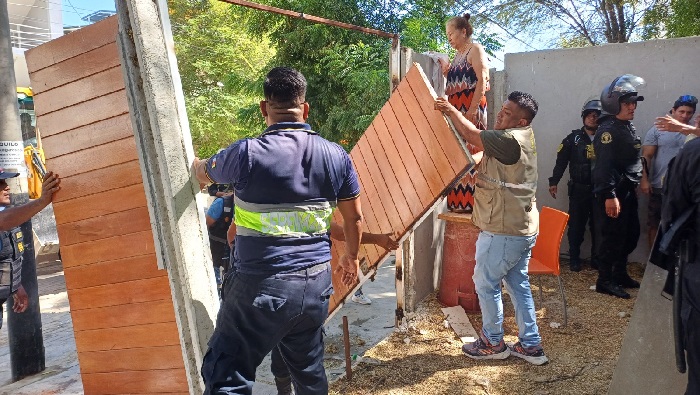 Retiran construcción ilegal
