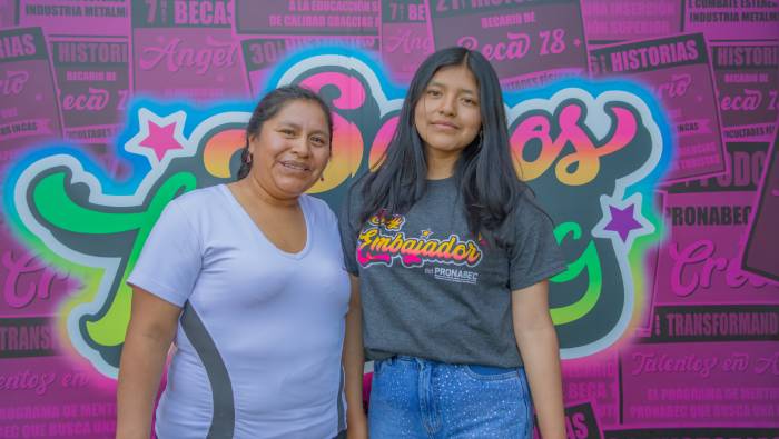 Becaria primer puesto y su mamá