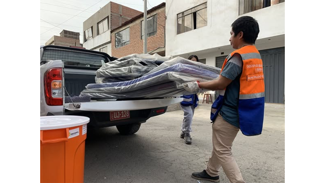 Se entregaron colchones, camas, frazadas, sábanas y otros artículos de primera necesidad, con el compromiso de seguir apoyando a quienes más lo necesitan.