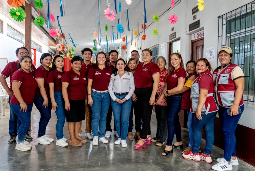 Equipo de la Demuna provincia junto a la alcaldesa Castagne.