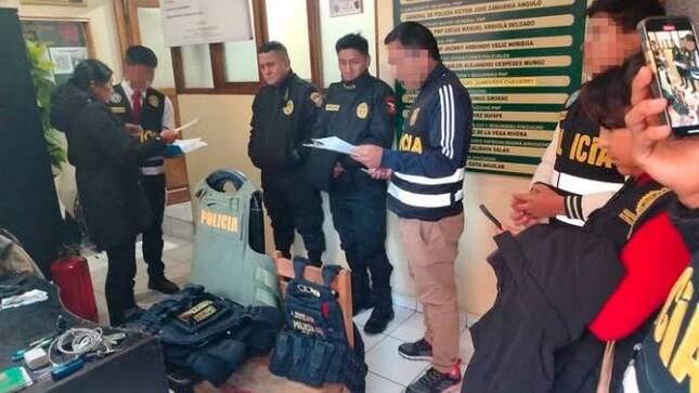 Fiscalía de Ayacucho interviene a dos policías por presunto cobro de coima a un motociclista.