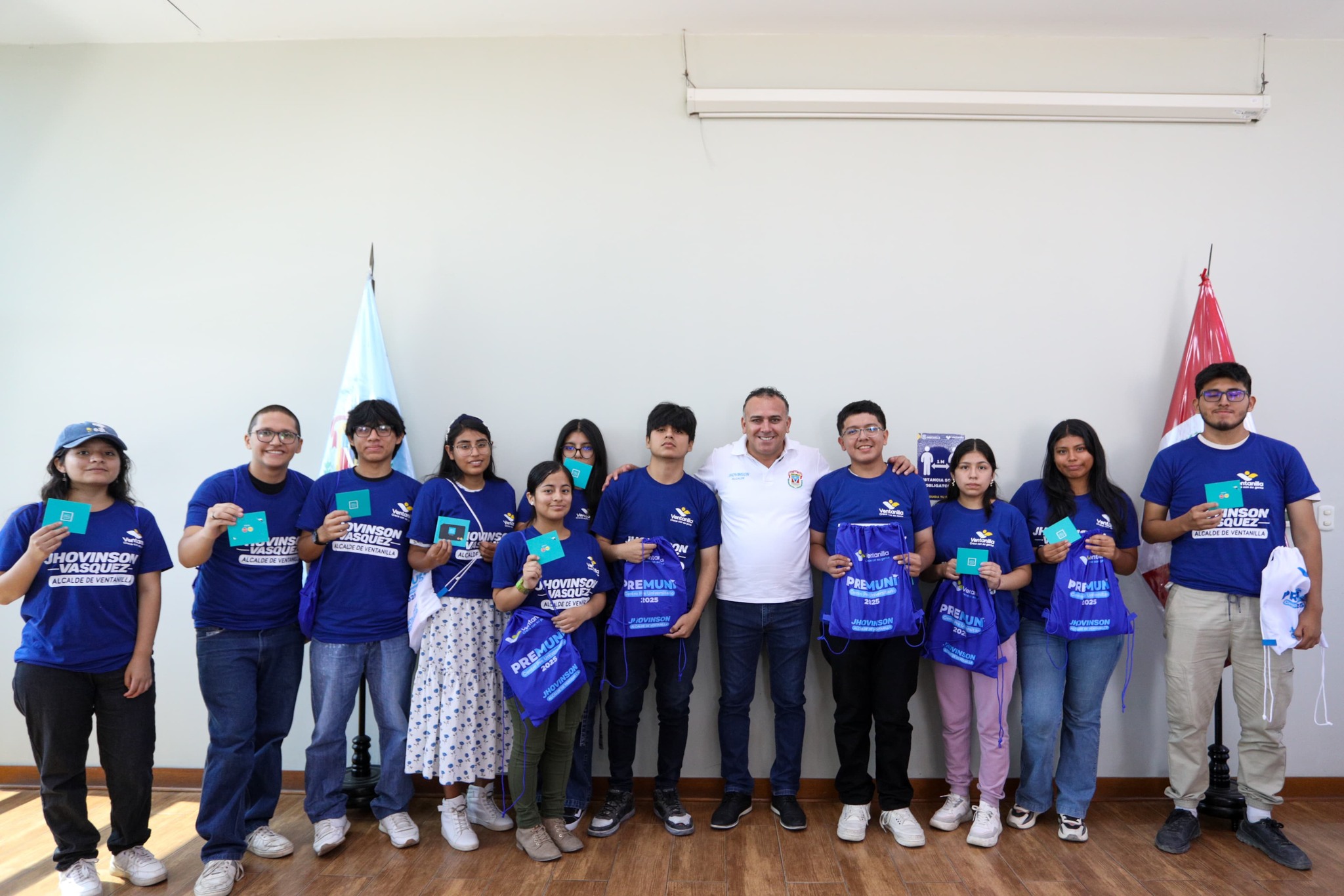 Nuestros 19 ingresantes de la Pre Muni celebraron su logro junto al alcalde Jhovinson Vasquez. ¡Seguimos apostando por más oportunidades educativas para la juventud! 🎓👏