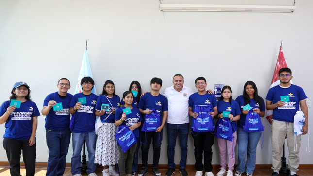 Nuestros 19 ingresantes de la Pre Muni celebraron su logro junto al alcalde Jhovinson Vasquez. ¡Seguimos apostando por más oportunidades educativas para la juventud! 🎓👏