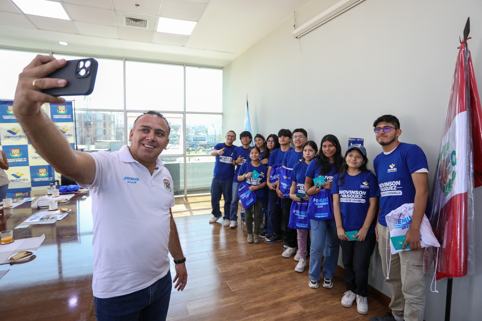 Nuestros 19 ingresantes de la Pre Muni celebraron su logro junto al alcalde Jhovinson Vasquez. ¡Seguimos apostando por más oportunidades educativas para la juventud! 🎓👏