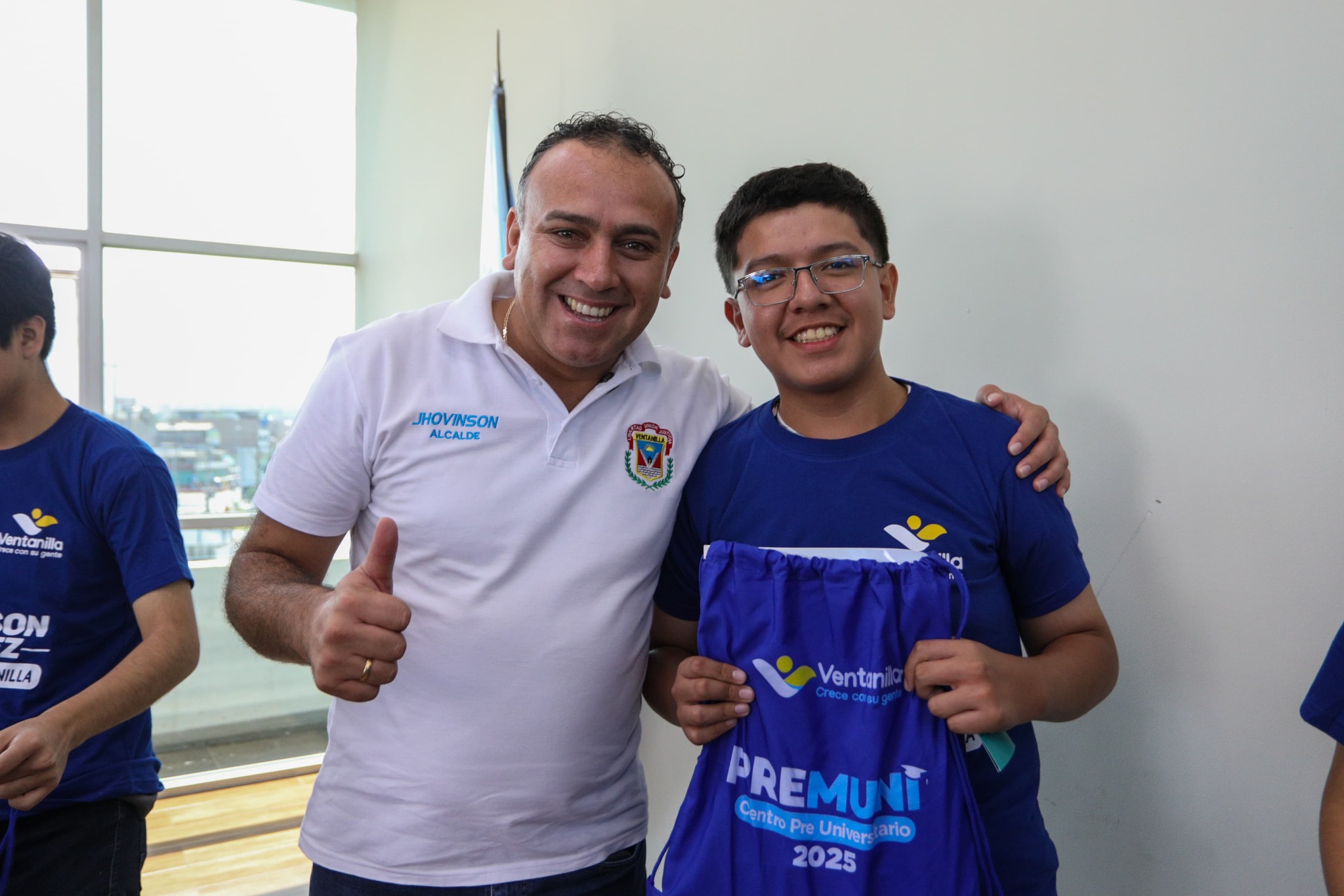 Nuestros 19 ingresantes de la Pre Muni celebraron su logro junto al alcalde Jhovinson Vasquez. ¡Seguimos apostando por más oportunidades educativas para la juventud! 🎓👏