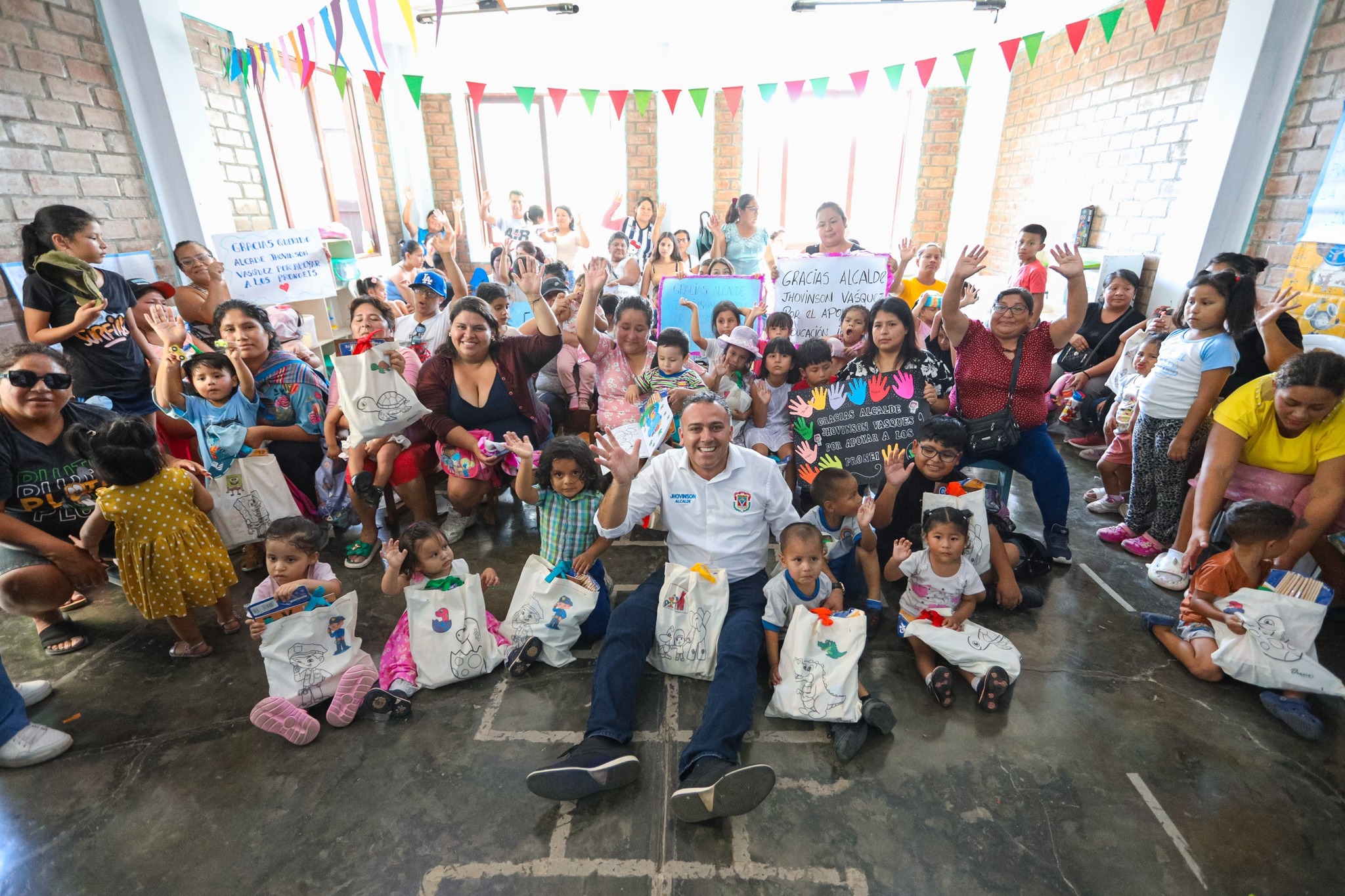 Seguimos entregando kits escolares a los PRONOEI del distrito, apoyando la educación y el bienestar de los niños más vulnerables. ¡Comprometidos con el futuro de Ventanilla! 🎒📚