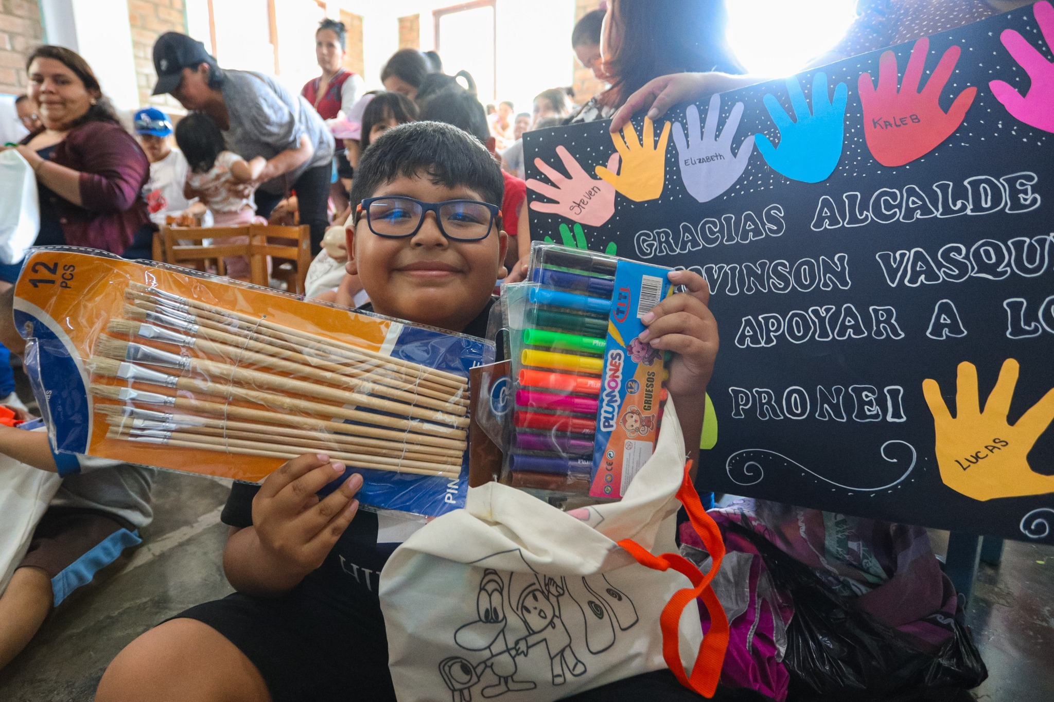 Seguimos entregando kits escolares a los PRONOEI del distrito, apoyando la educación y el bienestar de los niños más vulnerables. ¡Comprometidos con el futuro de Ventanilla! 🎒📚