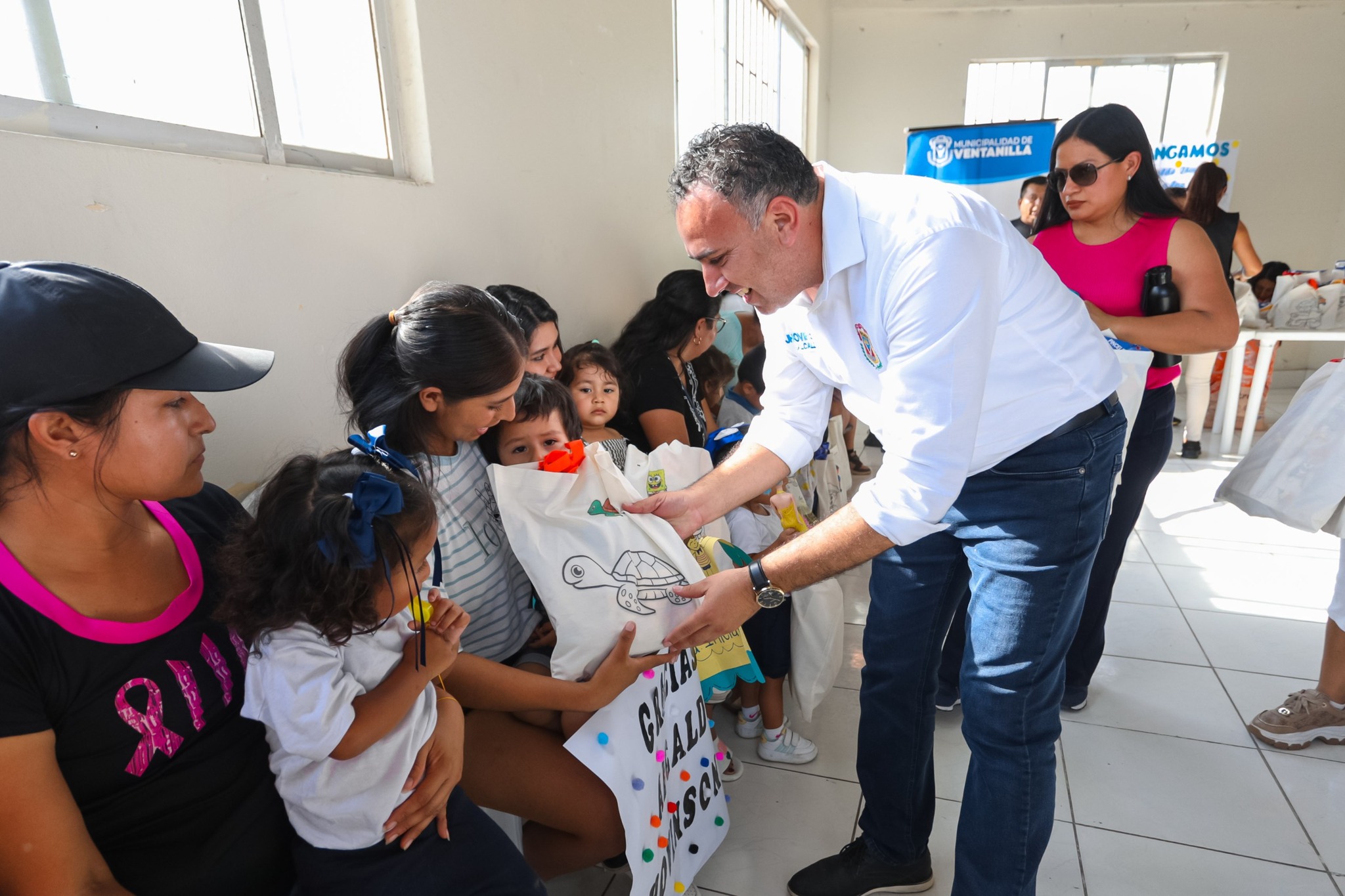Seguimos entregando kits escolares a los PRONOEI del distrito, apoyando la educación y el bienestar de los niños más vulnerables. ¡Comprometidos con el futuro de Ventanilla! 🎒📚