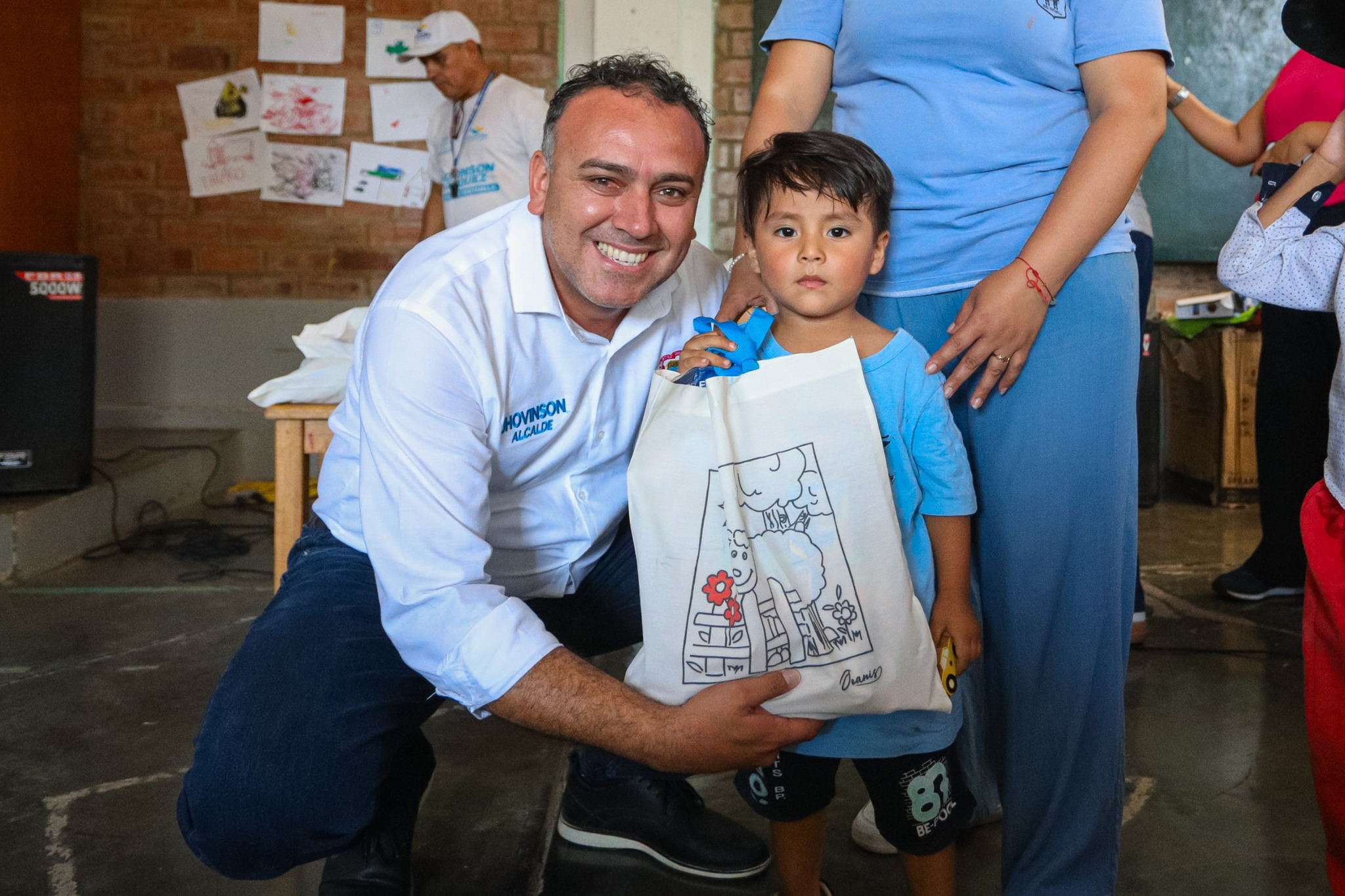 Seguimos entregando kits escolares a los PRONOEI del distrito, apoyando la educación y el bienestar de los niños más vulnerables. ¡Comprometidos con el futuro de Ventanilla! 🎒📚