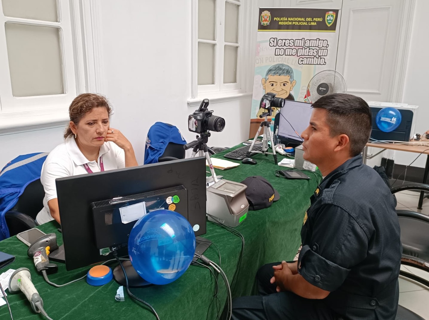 Efectivo policial tramiando su DNIe