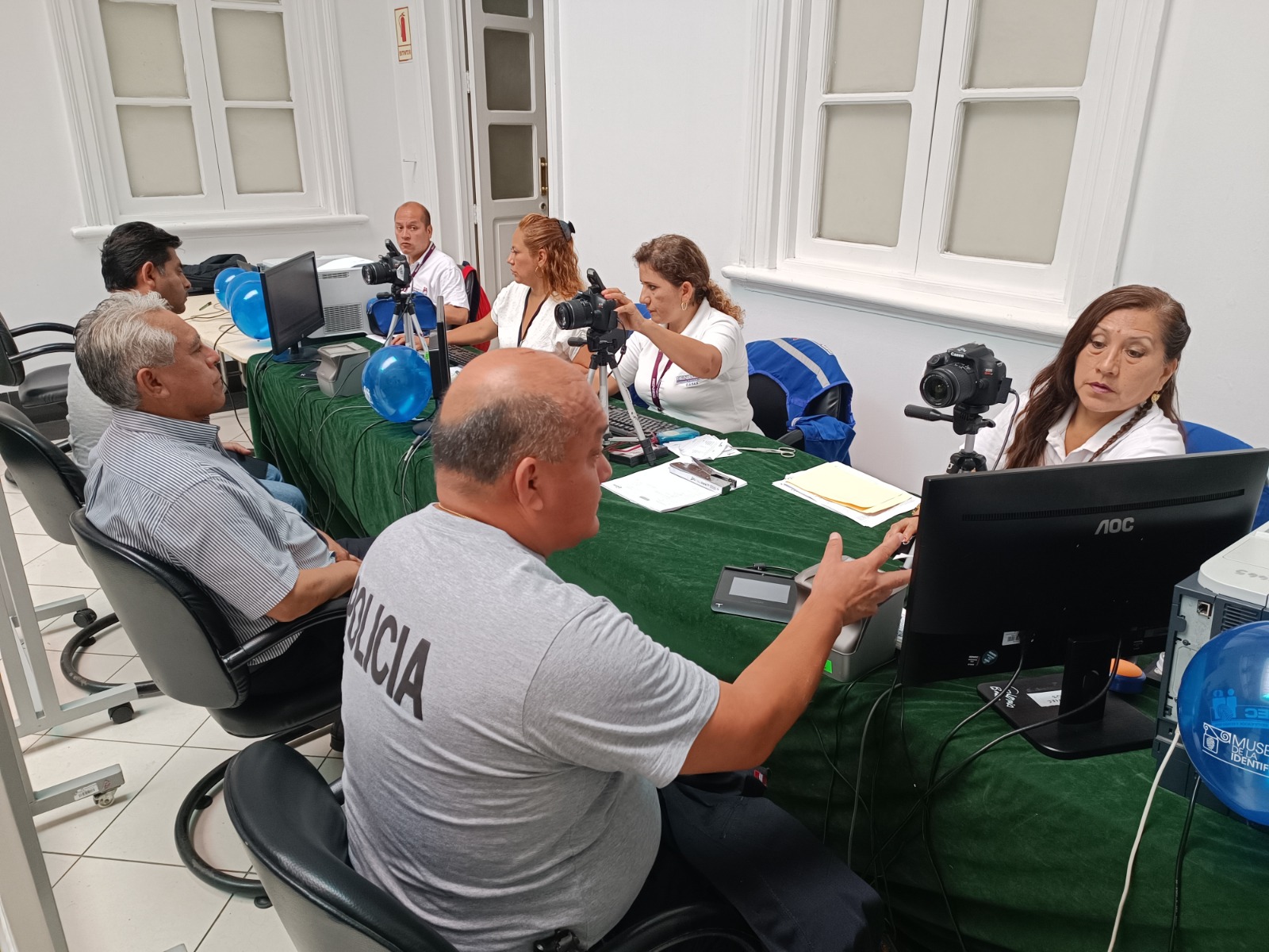 Efectivo policial tramitando su DNIe 2