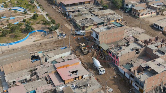 🏗️👷‍♂️ El alcalde Jhovinson Vásquez supervisa el 50% de avance en la construcción de muros de contención y veredas en A.H. Cueva de Los Tallos, Pachacútec, impulsando el crecimiento de Ventanilla.