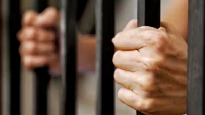 Juez dispone nueve meses de prisión preventiva contra una pareja por extorsión a un centro educativo