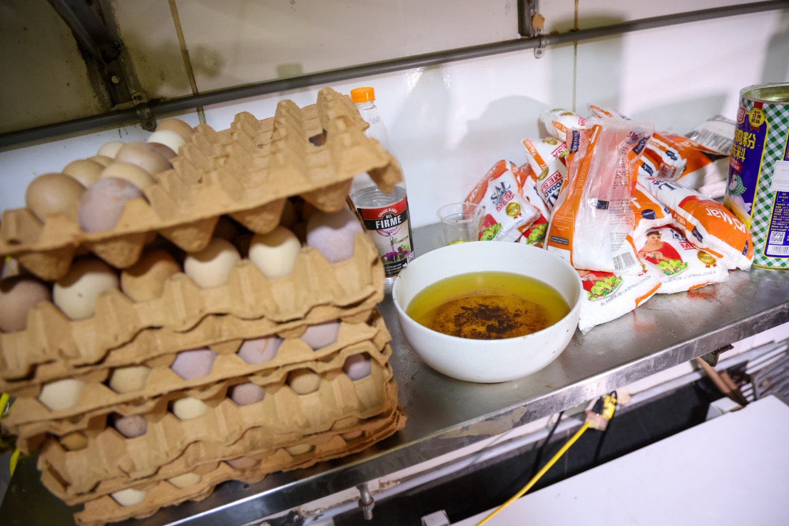 Pollería con alimentos insalubres