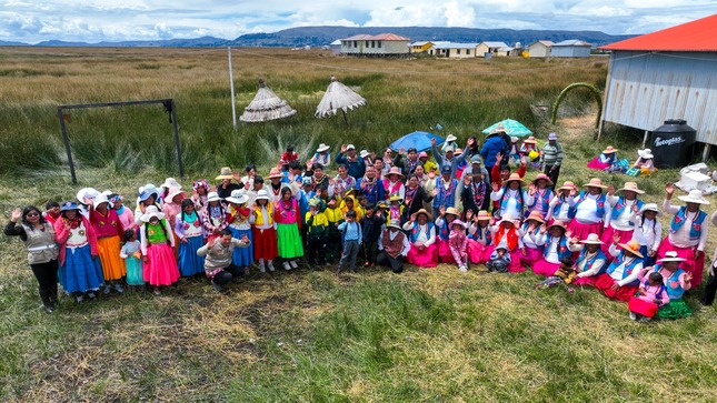 Escolares de la Isla Qhapi en Lago Titicaca 