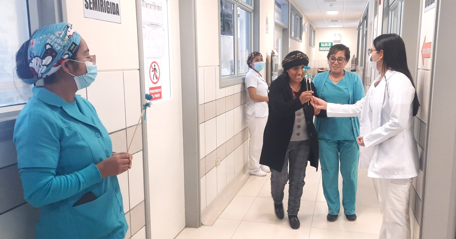 Foto de Paciente agradeciendo al personal asistencial de IREN CENTRO.