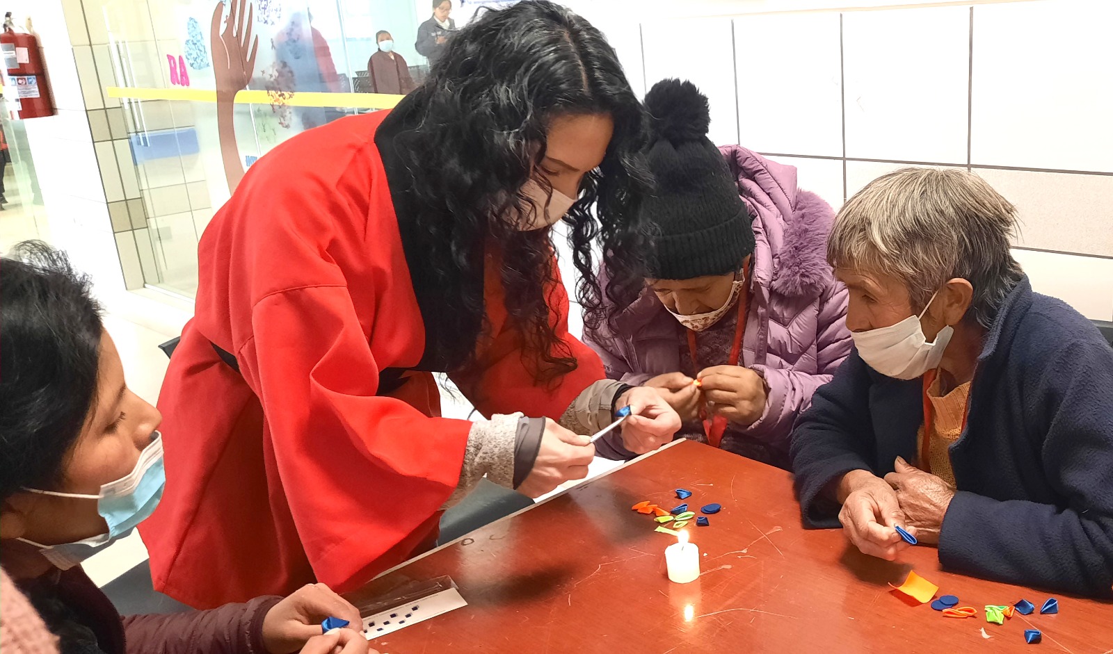 Foto de pacientes aprendiendo Kanzashi.