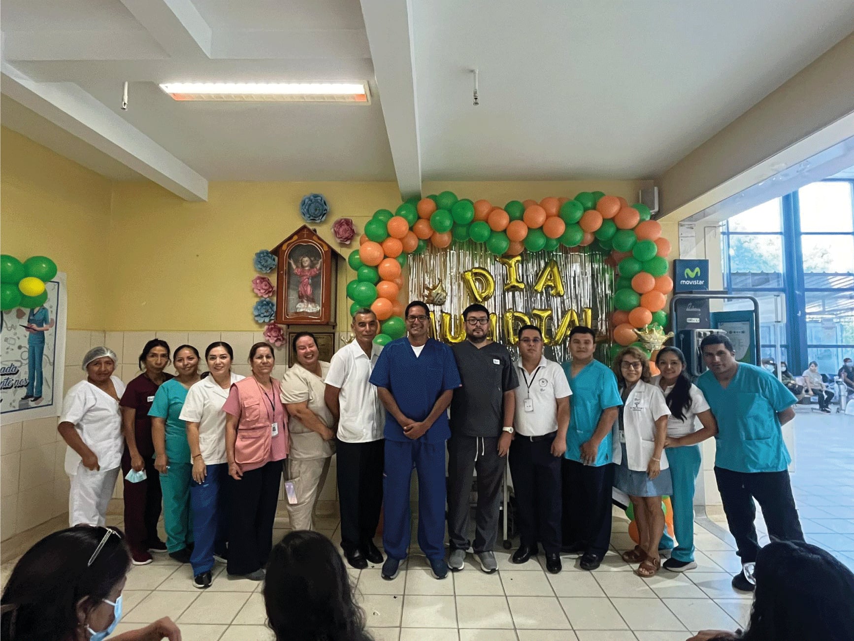 En conmemoración del Día Mundial de la Tuberculosis, el Hospital de Ventanilla realizó una campaña integral de servicios de salud, con el objetivo de promover la importancia de la prevención y el control de esta enfermedad.
El acto de inauguración de la campaña contó con la presencia del Director Institucional, Dr. Guillermo Javier Huatuco Collantes, quien explicó la importancia de prevenir la tuberculosis en la comunidad a que es una enfermedad que en muchos casos si no es tratada de amnera adecuada puede llegar a ocasionar la muerte.
También participaron en el acto el Subdirector del hospital, Dr. Alejandro Machado Núñez, el Responsable del Programa de Prevención y Control de Tuberculosis, Lic. Eder Maldonado Palomino y el Dr. César Ahumada Neira, médico neumólogo del Hospital de Ventanilla.
La actividad contó con la colaboración de un equipo de profesionales de la salud, quienes trabajaron conjuntamente para brindar atención integral a la población ofreciendo servicios como inmunizaciones, despistaje de Tuberculosis (TBC), prueba de VIH, preventorio de cáncer y asesoría nutricional.
Con esta actividad , el Hospital de Ventanilla reafirma su compromiso con la salud y el bienestar de la comunidad, y se une a la conmemoración del Día Mundial de la Tuberculosis para sensibilizar sobre la importancia de la prevención y el control de esta enfermeda
